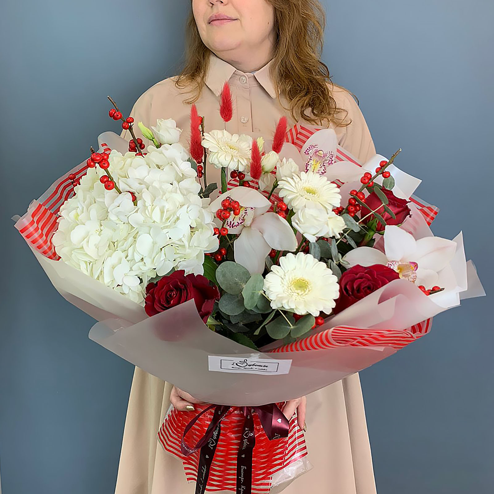 Красно-белый букет с гортензией, орхидеями и ягодами Чудесное время N 70982