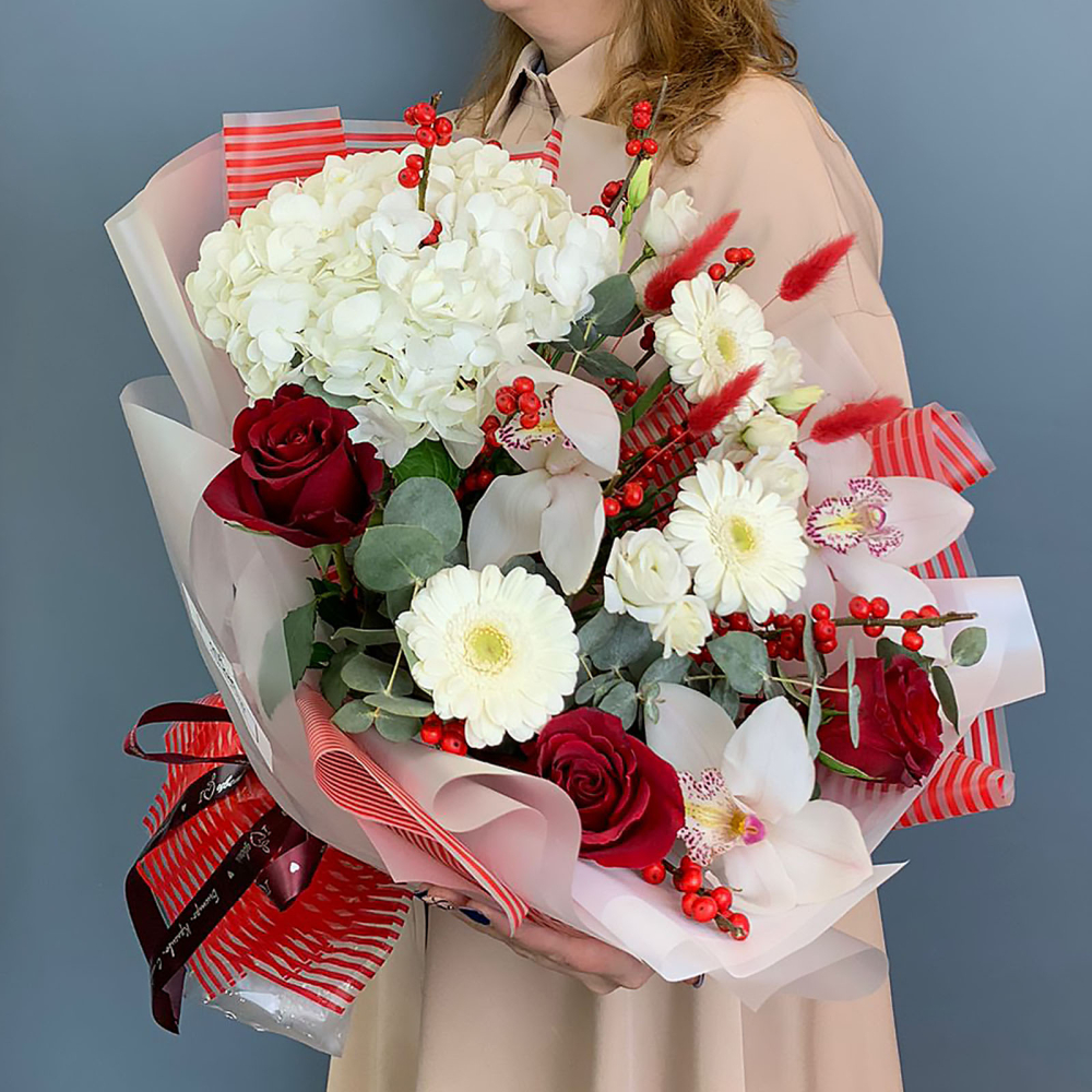 Красно-белый букет с гортензией, орхидеями и ягодами Чудесное время N 70982