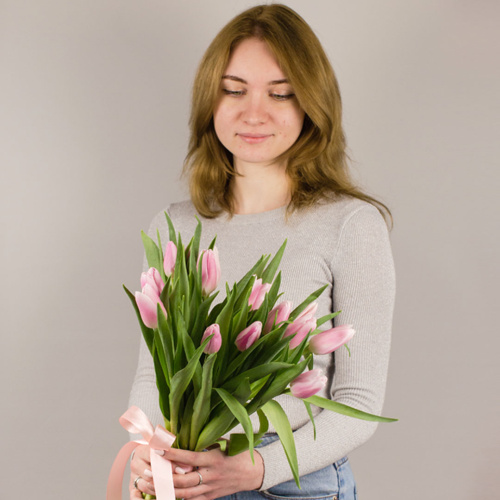 Тюльпаны розовые 15 шт. с лентой (без упаковки) арт. 28774