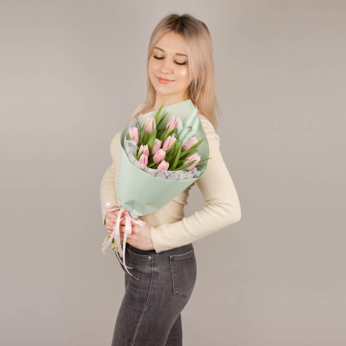 Букет из нежных тюльпанов с лагурусом арт. 46462