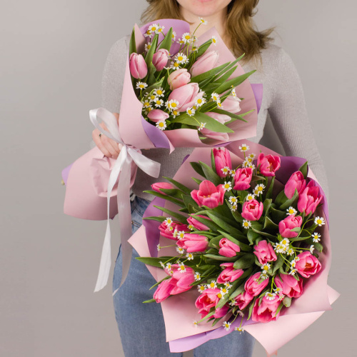 Букет 25 розовых тюльпанов с танацетумом арт. 46335