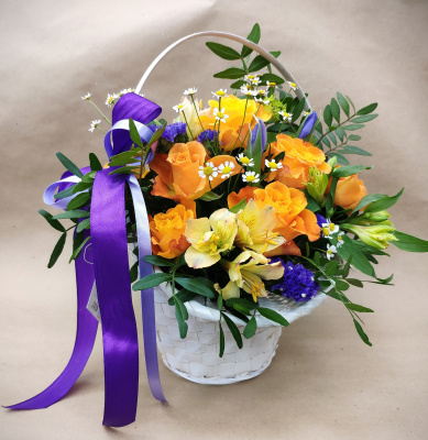 Корзинка "Сказочное лукошко" с розами и ирисами N 7053