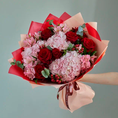 Букет из гортензий и красных роз N 84615 Букет из гортензий и красных роз N 84615