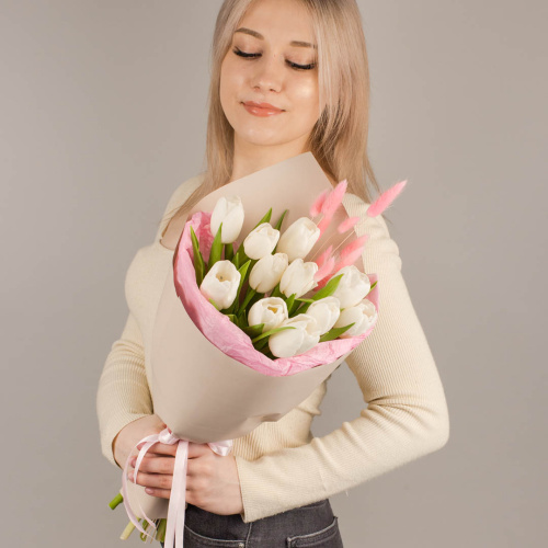 Букет из белых тюльпанов с лагурусом арт. 46462