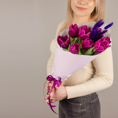 Букет фиолетовых тюльпанов с синим лагурусом арт. 46461-С