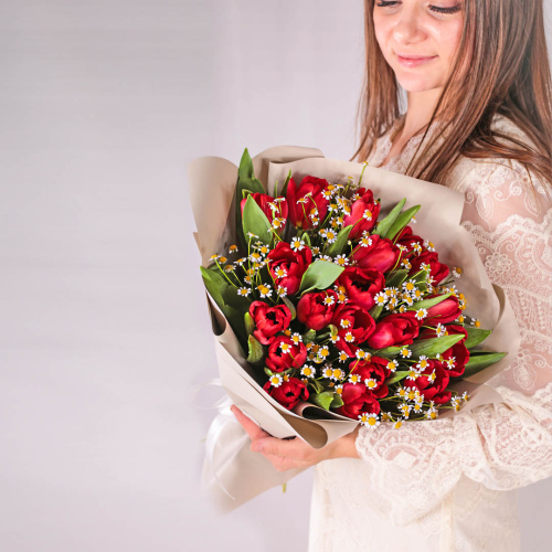 Букеты из красных тюльпанов с ромашками для мамы и дочки арт. 59874