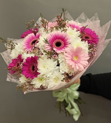 Букет "Полет бабочки" из кустовой хризантемы и мини гербер арт. 27800