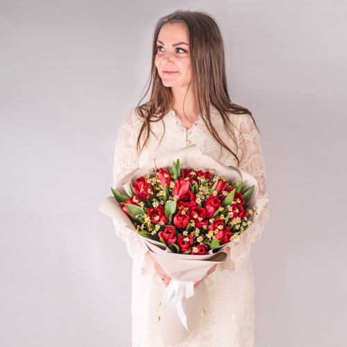 Букет из 19 красных тюльпанов с ромашками арт. 46334