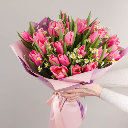 Букет 25 розовых тюльпанов с танацетумом арт. 46335