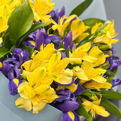 Букет "Ириска" с альстромерией и ирисами N 27802