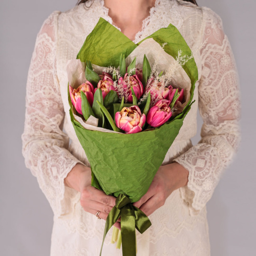 Букет из 9 пионовидных тюльпанов Колумбус с сухоцветами арт. 59866