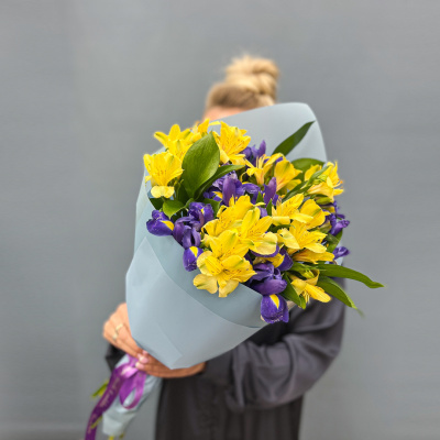 Букет "Ириска" с альстромерией и ирисами N 27802