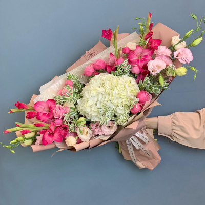 Букет с гладиолусами и гортензией N 67001