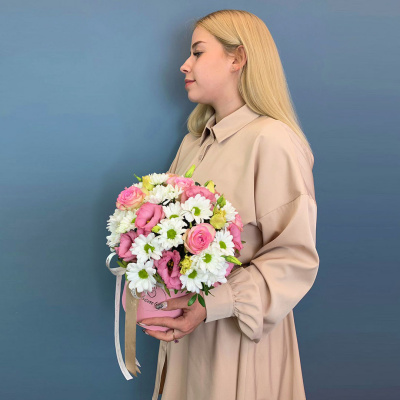 Коробка с цветами из кустовой хризантемы с розами N 66658