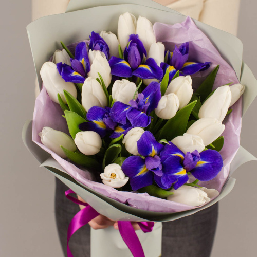 Букет 19 белых тюльпанов с ирисами арт. 46457