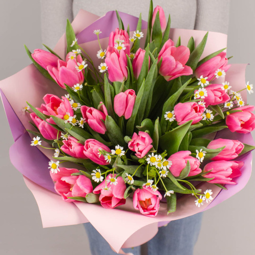 Букет 25 розовых тюльпанов с танацетумом арт. 46335