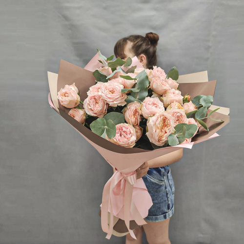 Букет из 9 кустовых пионовидных персиковых роз с эвкалиптом арт. 45354