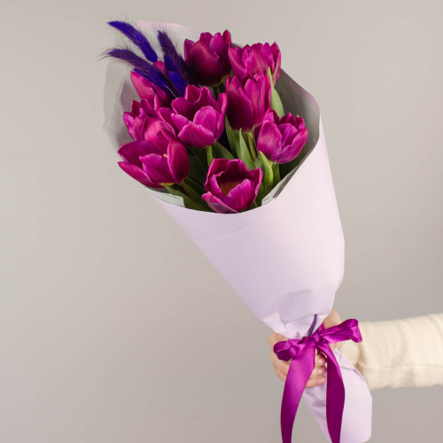 Букет фиолетовых тюльпанов с синим лагурусом арт. 46461-С