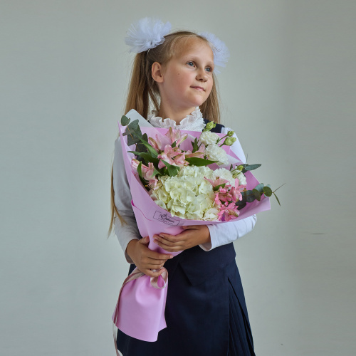 Небольшой букет с гортензией и альстромерией арт. 84571