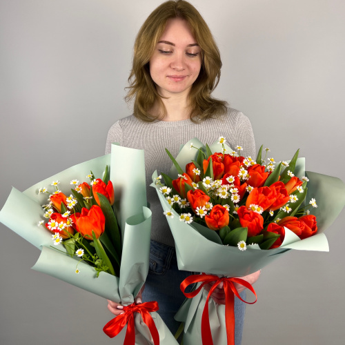 Букеты из красных тюльпанов с ромашками для мамы и дочки арт. 46331