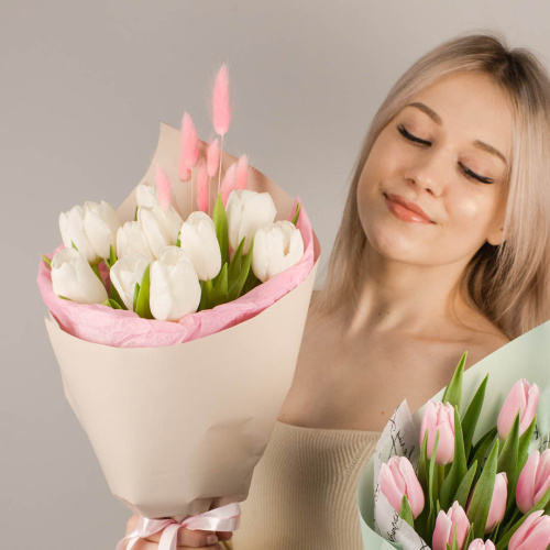 Букет из белых тюльпанов с лагурусом арт. 46462