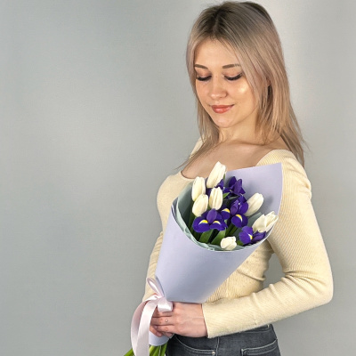Букет 7 белых тюльпанов и 4 ириса. Небольшой букет. N 46455
