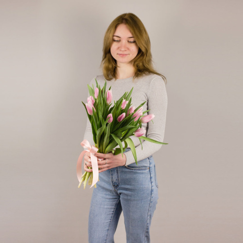 Тюльпаны розовые 15 шт. с лентой (без упаковки) арт. 28774