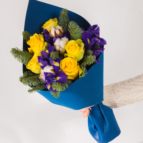 Букет с розами, ирисами и еловыми ветками "Мороз и солнце" N 72272