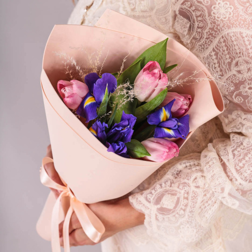 Букет мини из розовых тюльпанов с ирисами арт. 59869