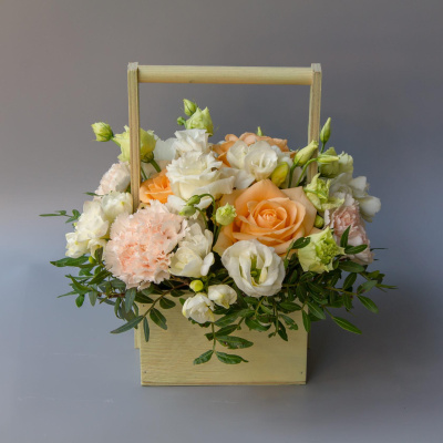 Ящик с цветами "Таинственный остров" из розы, эустомы и диантуса N 7754