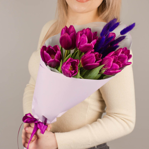 Букет фиолетовых тюльпанов с синим лагурусом арт. 46461-С