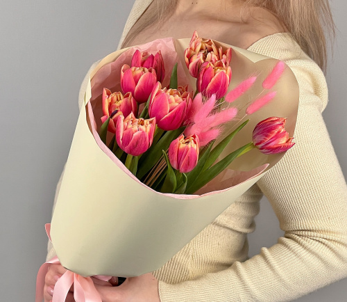 Букет из 11 пионовидных тюльпанов Колумбус с лагурусом арт. 46460