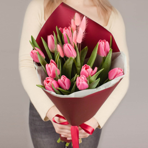 Букет из розовых тюльпанов с лагурусом арт. 46462