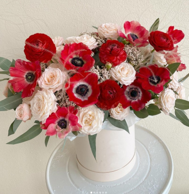 Коробка "Рубиновое сияние" из кустовой и Эквадорской розы с анемонами 27806