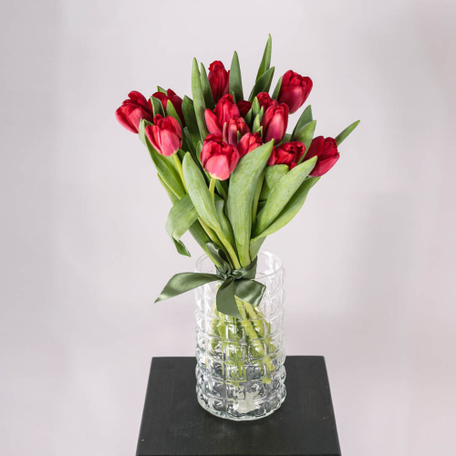 Тюльпаны красные 15 шт. с лентой (без упаковки) арт. 28774