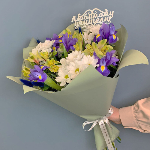 Букет из хризантем с ирисами и желтой альстромерией N 67002-Ж
