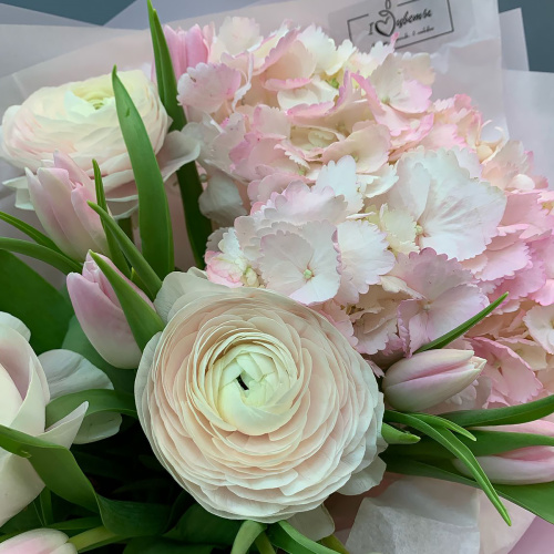 Букет из ранункулюсов и гортензии с тюльпанами арт. 76813