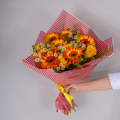 Букет из оранжевых гербер и желтых роз с ромашками 52671