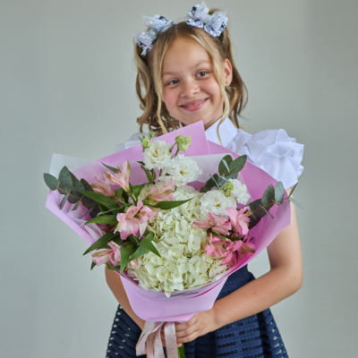 Небольшой букет с гортензией и альстромерией N 84571 Небольшой букет с гортензией и альстромерией N 84571