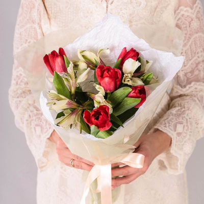 Букет из 5 красных тюльпанов с альстромерией 59894