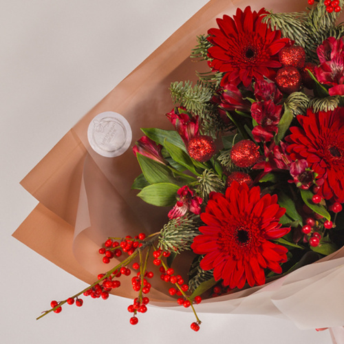 Букет с герберами, илексом и нобилисом "От Деда Мороза" N 72282
