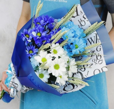 Букет из синих и голубых хризантем с колосьями 50793
