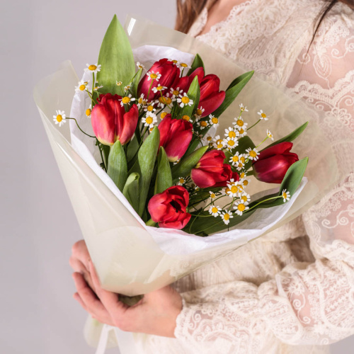 Букеты из красных тюльпанов с ромашками для мамы и дочки арт. 59874