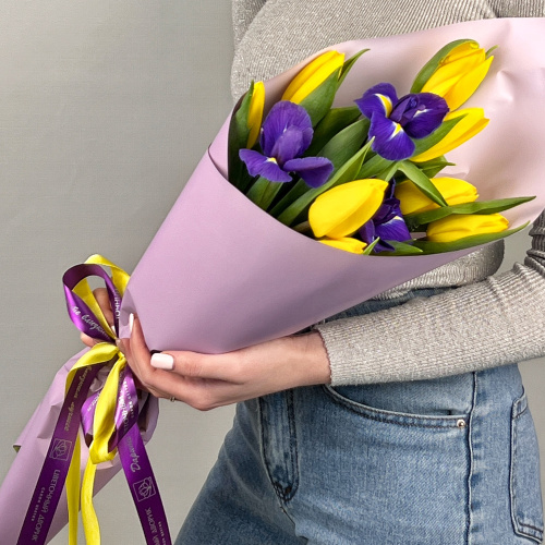 Желтые тюльпаны с ирисами. Небольшой букет. N 46329