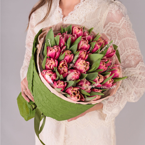 Букет из 25 пионовидных тюльпанов Колумбус с сухоцветами арт. 59867