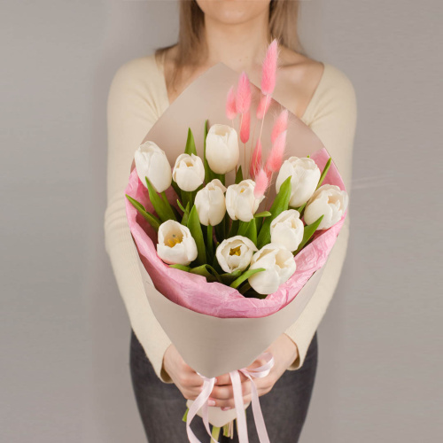Букет из белых тюльпанов с лагурусом арт. 46462
