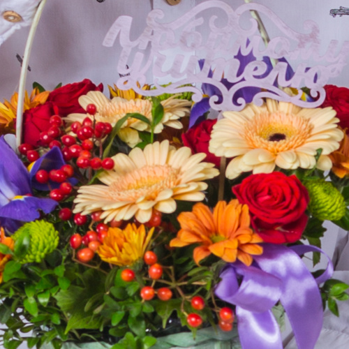 Корзинка "Любимому учителю" с мини-герберами, розами и ирисами N 38179