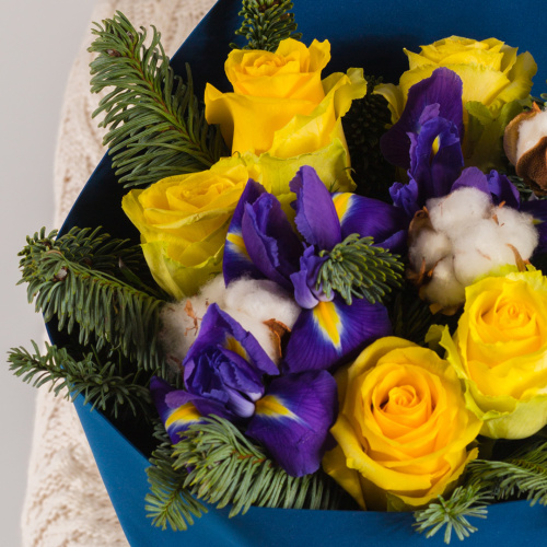 Букет с розами, ирисами и еловыми ветками "Мороз и солнце" N 72272