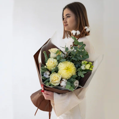 Букет из нобилиса и белых роз "Зачарованный шар" N 91345