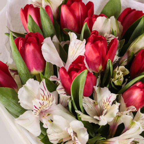 Букет из тюльпанов с альстромерией арт. 46173